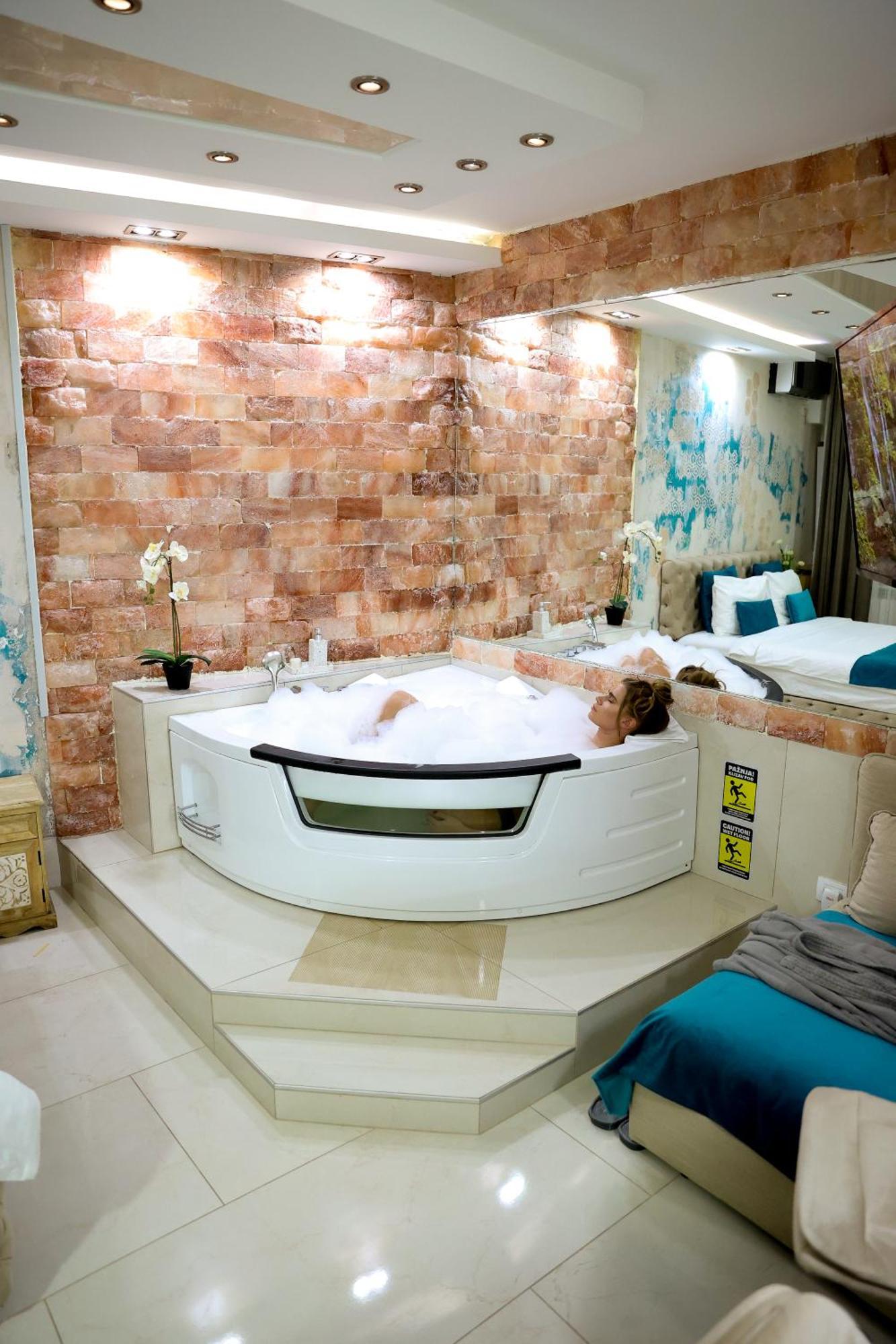 Design Apartment Premium Spa Lux 4 Star "Dubai" Completely Private Wellness & Spa Free Included Sauna & Jacuzzi & Salt Wall & Fire Place & 3D Ceilings & Business Wifi & Netflix & Keyless Code Entry & Full Smart App & Secure 2 Parking Place Ćuprija Exteriör bild